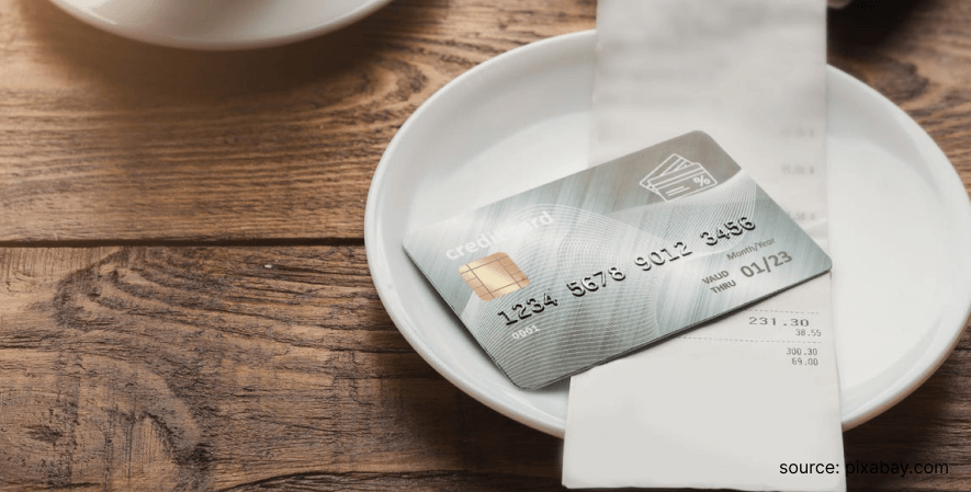 Bayar pakai kartu kredit - Menghemat Pengeluaran Makan di Restoran