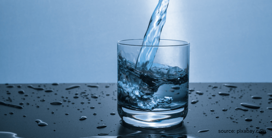 Minum air putih - Menghemat Pengeluaran Makan di Restoran
