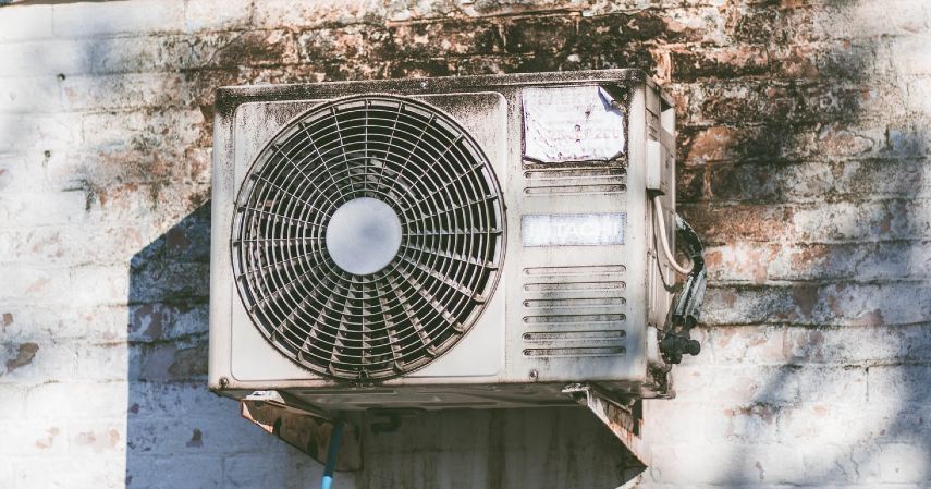 Membersihkan AC secara teratur - Melawan Polusi Udara di Rumah yang Gak Kalah Bahaya dengan di Luar