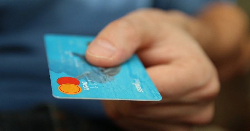 Hindari Penggunaan Kartu Kredit - Cara Berhemat Uang Belanja Harian yang Wajib Kamu Coba