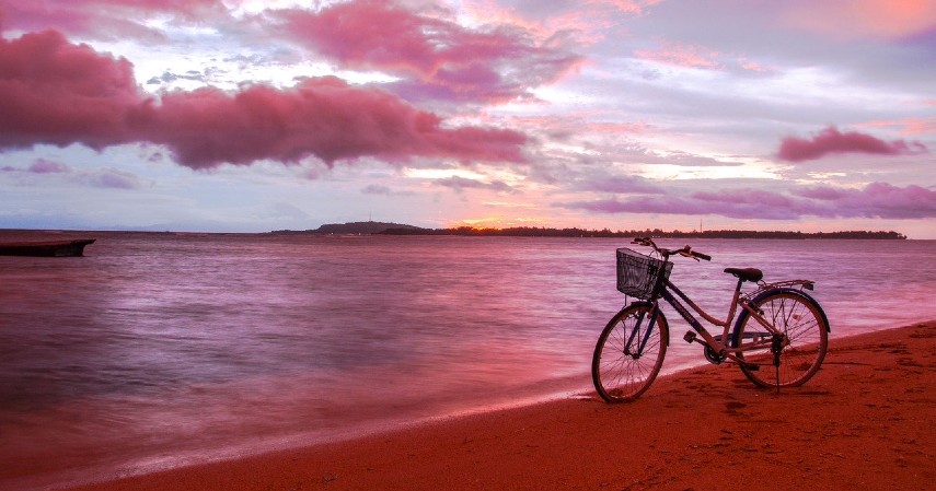 Pink Beach (Nusa Tenggara Timur) - Pantai Terbaik di Indonesia yang Cocok untuk Healing Time