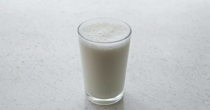 Susu hangat - Jenis Minuman Pereda Stress Alami yang Terbukti Ampuh dan Perlu Kamu Ketahui