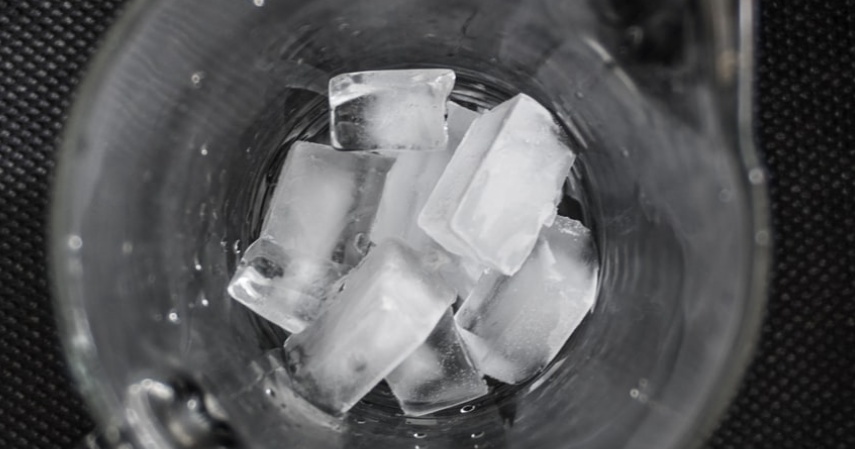 Kompres dengan batu es - Apa Obat Sakit Gigi yang Ampuh Cek Rekomendasinya di Sini