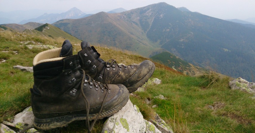 Sepatu Hiking - Ragam Alat-Alat Naik Gunung yang Wajib Dibawa Oleh Pendaki Pemula