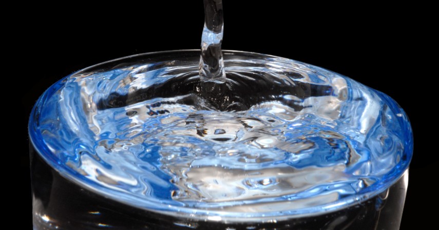 Perbanyak konsumsi air putih hangat - 8 Cara Mengatasi Nyeri Haid Biar Gak Mengganggu Aktivitas
