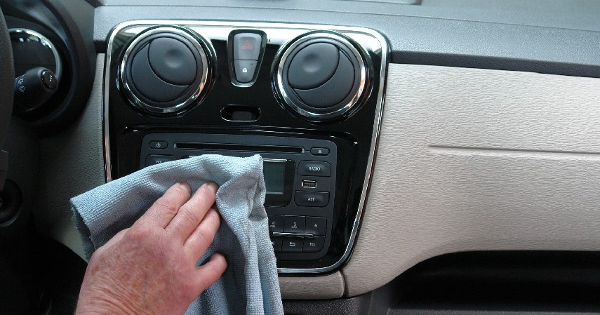 Bersihkan Bagian Mobil yang Sering Disentuh - 6 Tips Aman Mengendarai Mobil di Tengah Wabah Corona