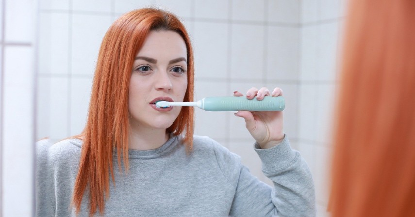 Gosok Gigi dan Lidah - 6 Tips Puasa bebas Bau Mulut Tingkatkan Percaya Diri