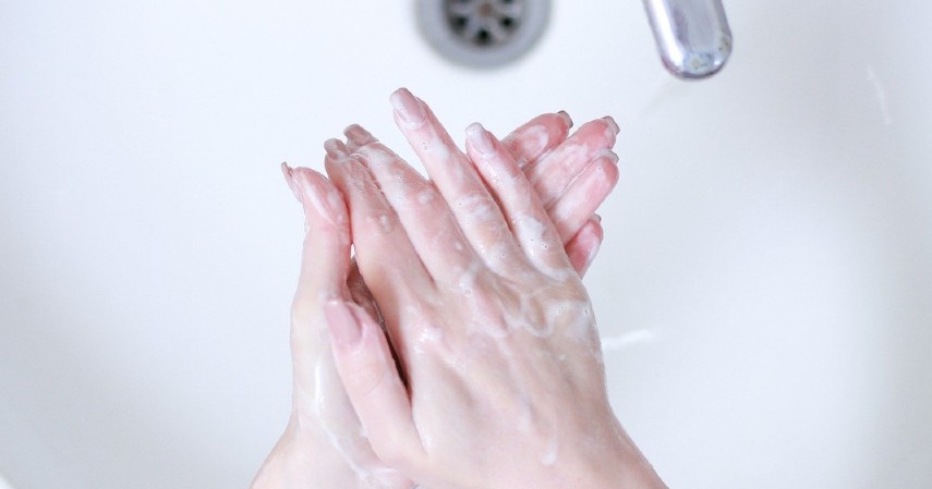 Sabun Cuci Tangan dan Hand Sanitizer - Lakukan 6 Hal Repot Ini Kalau Nekat Open House Saat Pandemi Corona