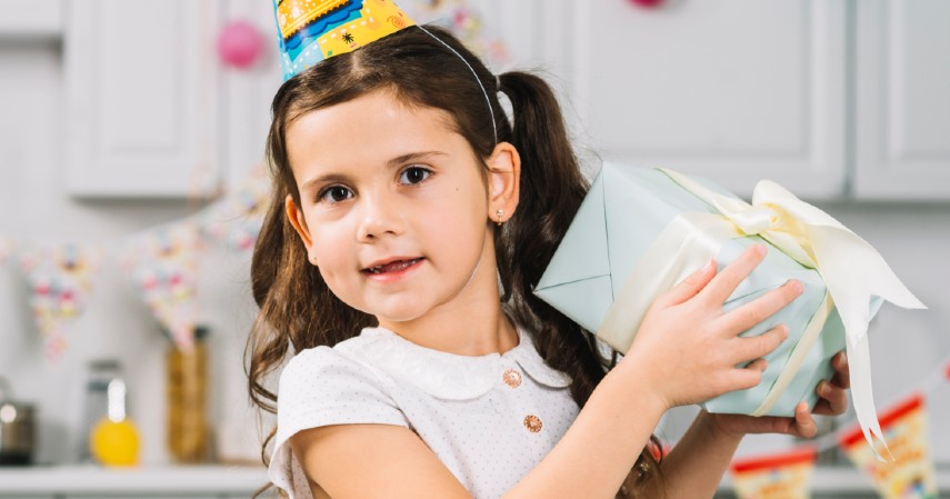 Tetap membelikan kado - Masih Darurat Corona Ini 7 Ide Ulang Tahun Anak yang Seru di Rumah
