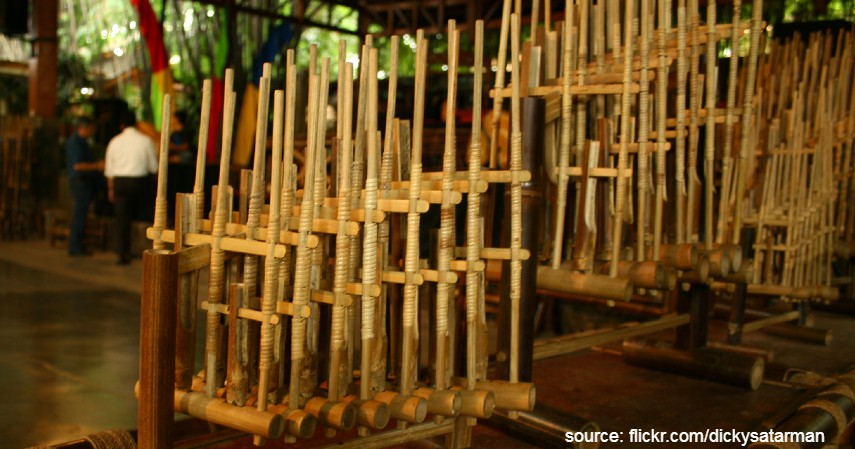 Angklung - Jawa Barat Dengan Kesenian Tradisionalnya