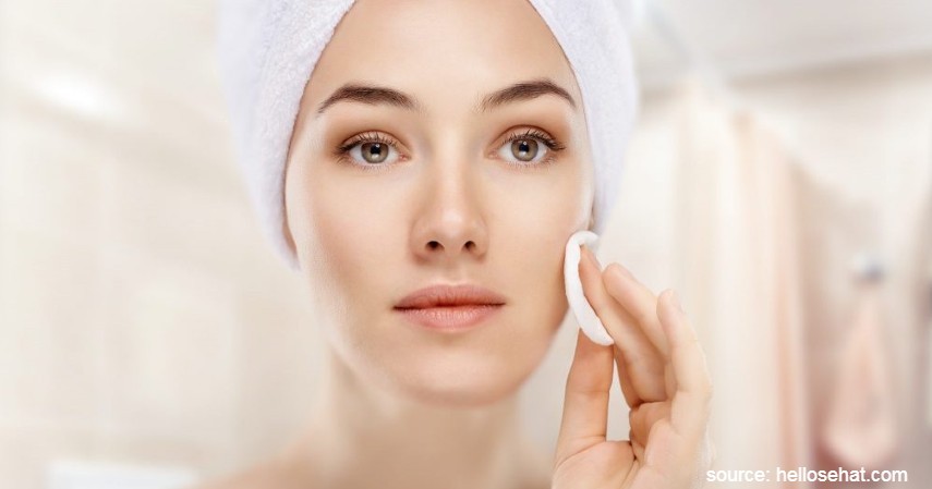 Gunakan Toner untuk Menyegarkan Kulit Wajah - Rekomendasi Skincare Agar Tetap Glowing Selama di Rumah Aja