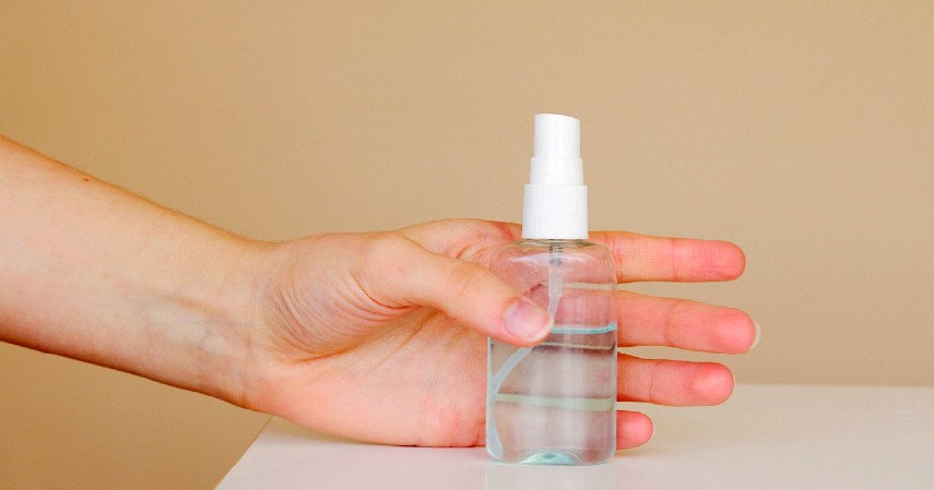 Membawa Hand Sanitizer - 10 Tips Bepergian saat New Normal yang Wajib Diketahui Para Pelancong