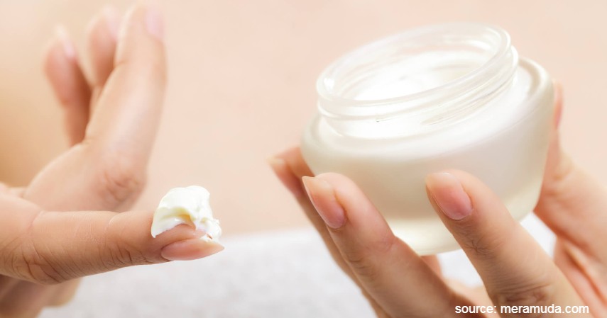 Rutin Memakai Moisturizer - Rekomendasi Skincare Agar Tetap Glowing Selama di Rumah Aja