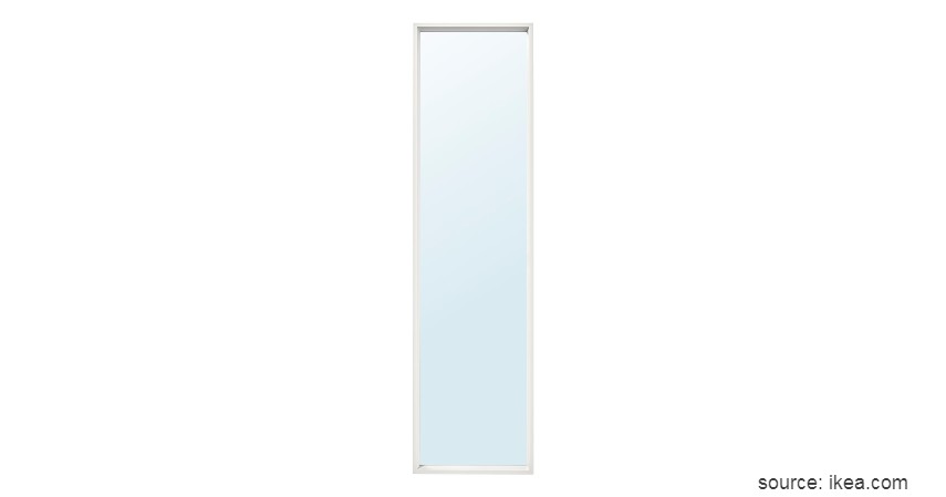 Cermin hias frame putih berukuran persegi panjang - 8 Cermin Hias Ruang Tamu yang Estetik Bikin Ruangan Ini Tampak Menawan