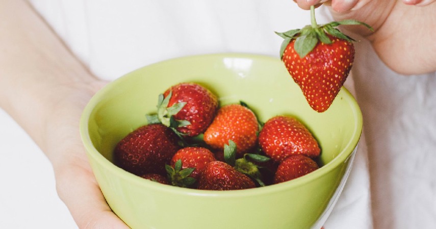 Perbanyak Konsumsi Makanan yang Mengandung Flavonoid - Cara Menghilangkan Varises Paling Efektif Secara Alami di Rumah