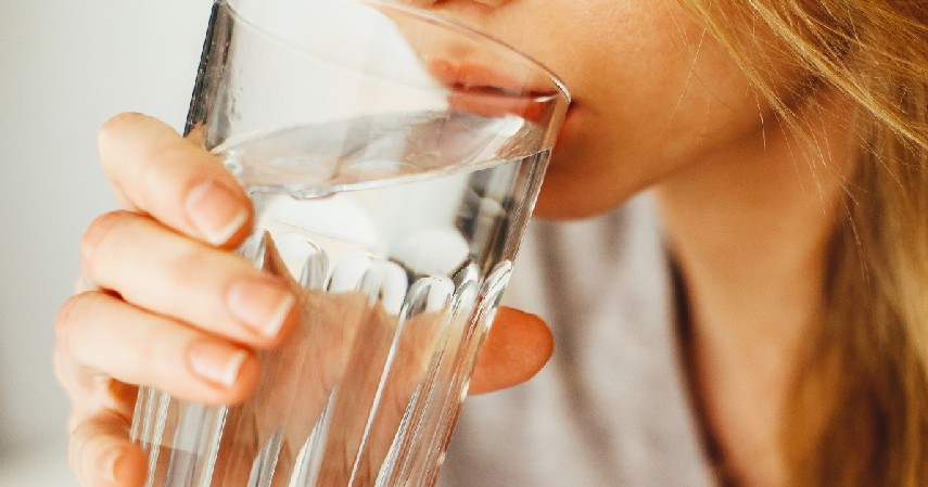 Perbanyak Minum Air Putih - 18 Cara Mengecilkan Lengan Berlemak Paling Efektif