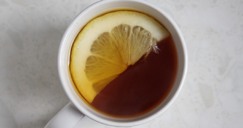 Mengonsumsi air lemon dan madu - 7 Cara Meredakan Panas Dalam