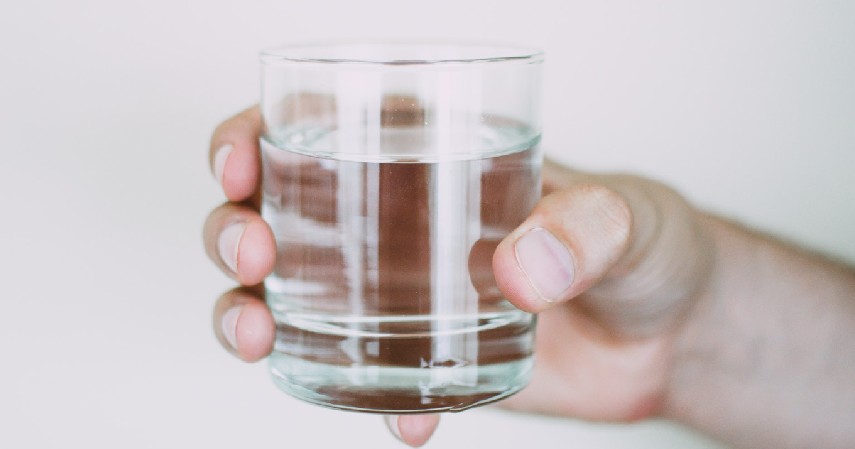Perbanyak minum air putih - 7 Cara Meredakan Panas Dalam
