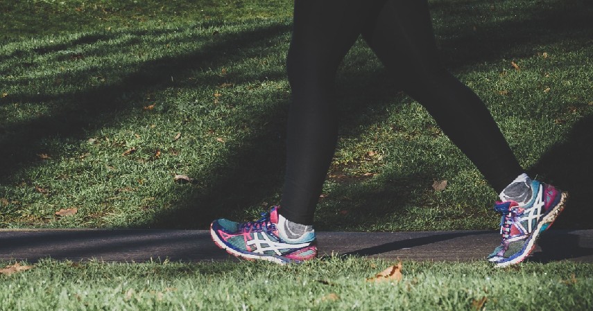 Jalan kaki - 6 Olahraga yang Aman untuk Penderita Penyakit Jantung dan Tips Melakukannya