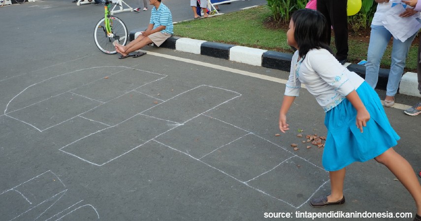 15 Permainan Tradisional Indonesia yang Bikin Kangen Masa Kecil - Gambar Permainan Tradisional Lompat Kangguru