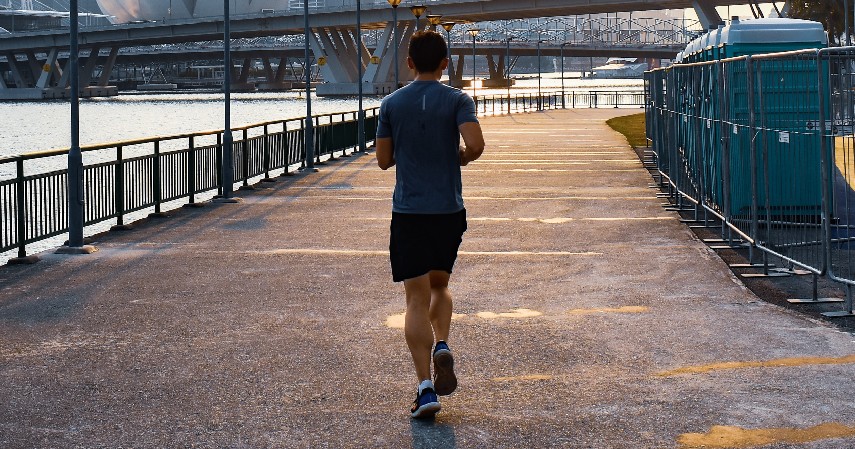 Jogging ringan - 6 Olahraga yang Aman untuk Penderita Penyakit Jantung dan Tips Melakukannya