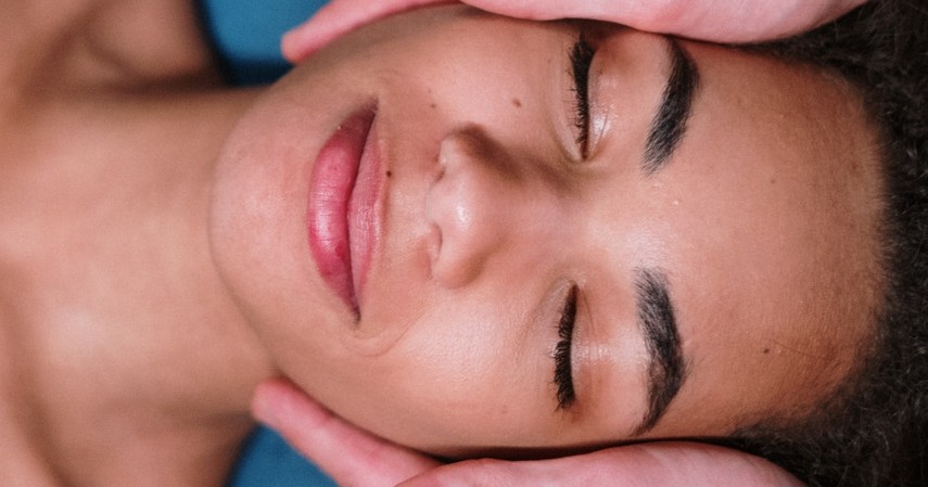 Mencegah Munculnya Garis-garis Halus Kulit - 11 Manfaat Tidur 8 Jam Sehari untuk Kesehatan dan Kecantikan