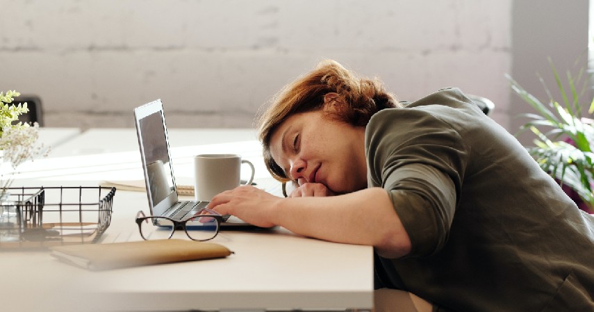 Mengatasi Rasa Lelah - 10 Manfaat Tidur Siang yang Bantu Jaga Kesehatan Tubuh