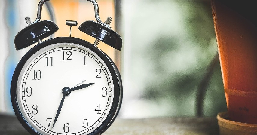 Mengatur Alarm - 7 Tips Bangun Pagi Saat WFH untuk Menjaga Produktivitas