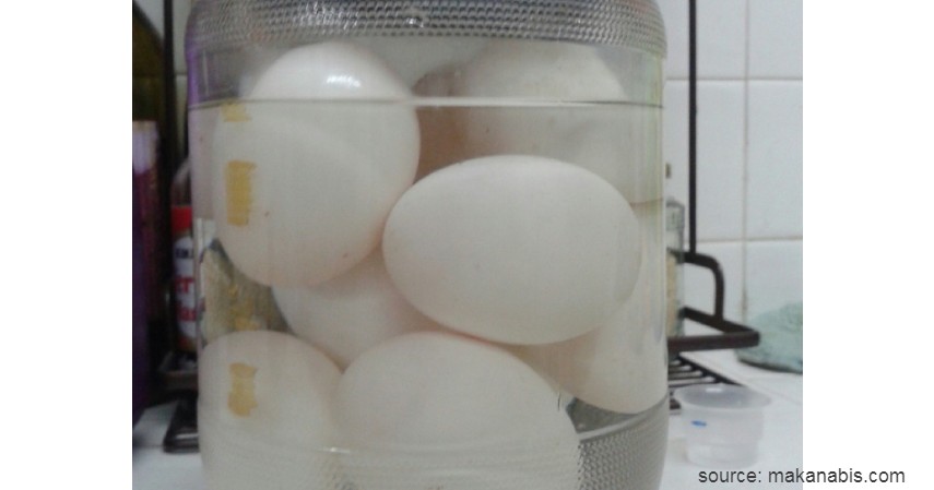 Rendam telur dengan air garam - Cara Membuat Telur Asin dan Peluang Usahanya