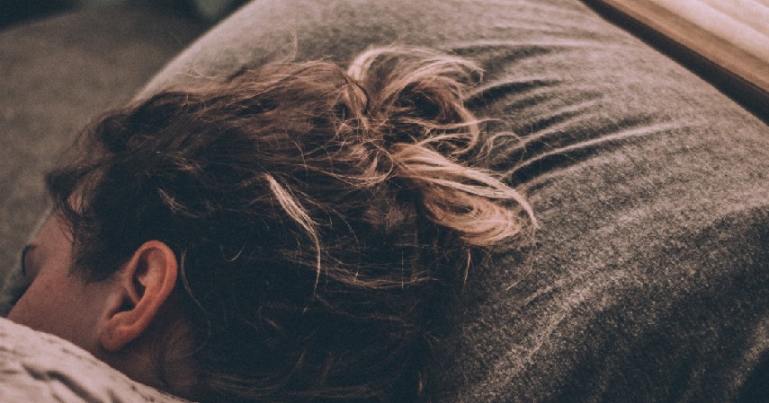 Tinggikan Posisi Kepala Ketika Tidur - Cara Mengatasi Sinusitis Secara Alami di Rumah