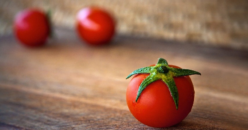 Tomat-11-Obat-Alami-untuk-Bibir-Pecah-pecah-dengan-Low-Budget
