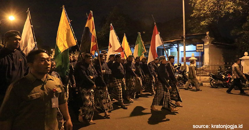 Yogyakarta - Mubeng Beteng - 9 Tradisi Tahun Baru Islam di Indonesia Mulai dari yang Unik sampai Sakral