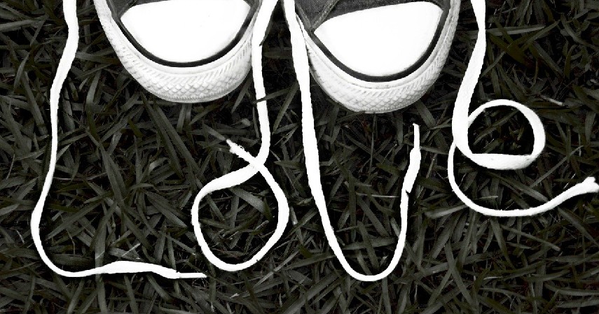 Cuci tali sepatu - 8 Tips Membersihkan Sepatu Putih hingga Cara Perawatannya, Dijamin Tetap Kinclong!.jpg