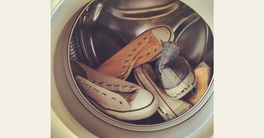 Cuci manual - 8 Tips Membersihkan Sepatu Putih hingga Cara Perawatannya, Dijamin Tetap Kinclong!.jpg