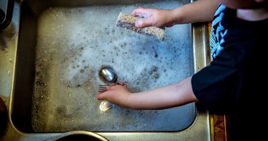 Menggunakan sabun cuci piring - 8 Tips Membersihkan Sepatu Putih hingga Cara Perawatannya, Dijamin Tetap Kinclong!.jpg