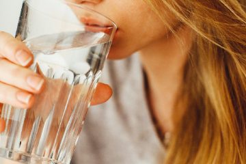 Malas minum air putih - 8 Penyebab Bibir Menghitam dan Cara Mengatasinya