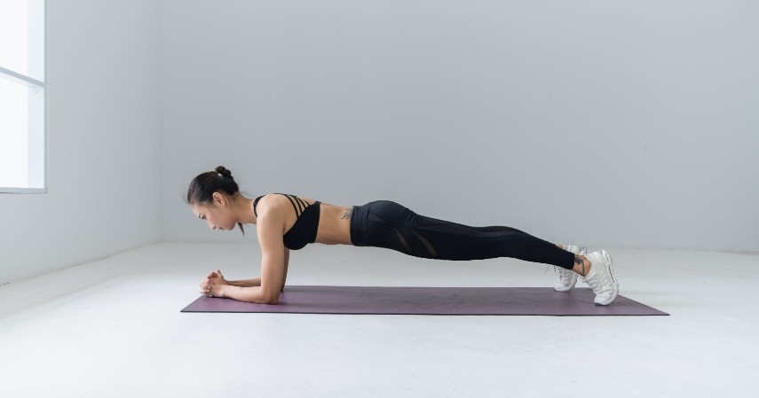 Manfaat Plank Di Pagi Hari - Mengurangi risiko cedera tulang punggung dan tulang belakang