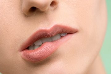 Menggigit bibir - 8 Penyebab Bibir Menghitam dan Cara Mengatasinya