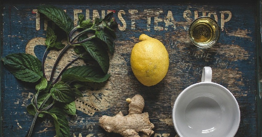 Teh Lemon dan Madu - 10 Makanan Penurun Panas yang Ampuh dan Efektif