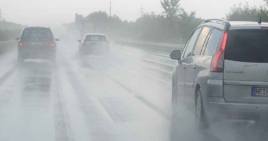 Tidak Saling Mendahului - 7 Tips Aman Menyetir di Jalan Tol saat Hujan Deras