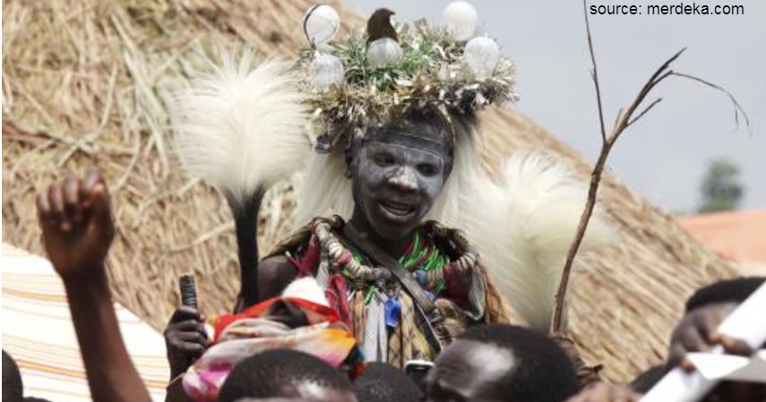 Tradisi Aneh Kaum Wanita di Dunia - Tradisi khitanan Uganda