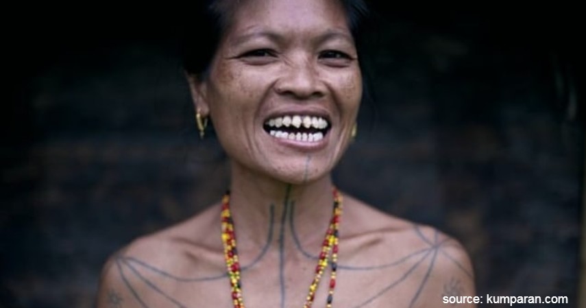 Tradisi Aneh Kaum Wanita di Dunia - Tradisi memahat gigi Mentawai