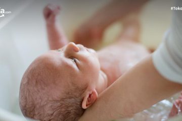 10 Tips Memandikan Bayi Baru Lahir Beserta Cara dan Langkahnya