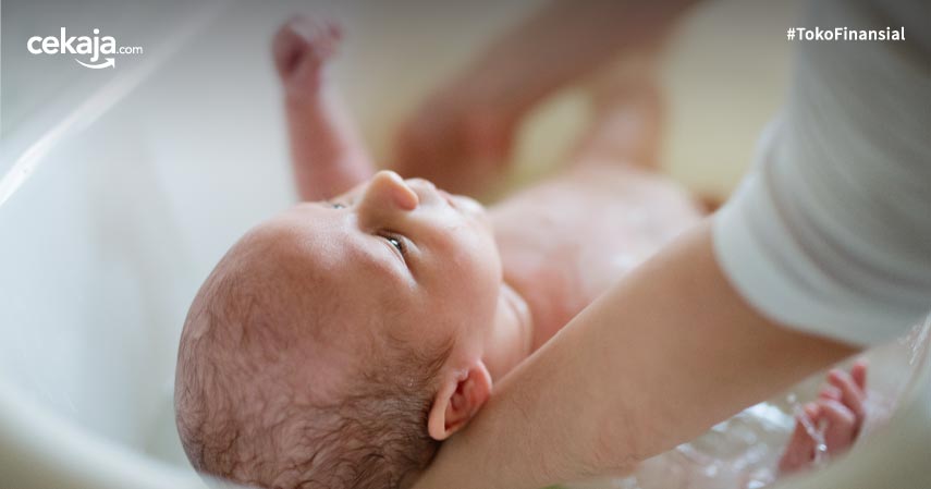 10 Tips Memandikan Bayi Baru Lahir Beserta Cara dan Langkahnya
