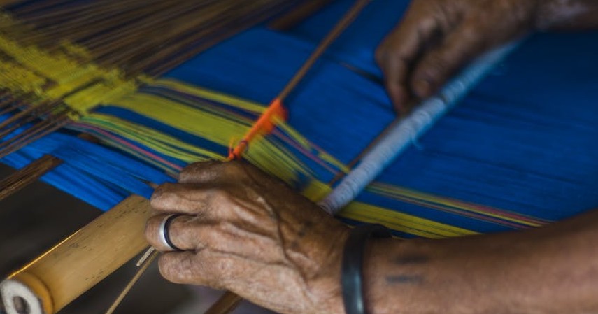 Kerajinan Indonesia yang Laku di Luar Negeri - Lukisan tenun