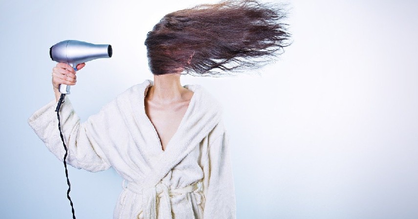 Manfaatkan Hair Dryer - 10 Tips Agar Cucian Kering Saat Musim Hujan