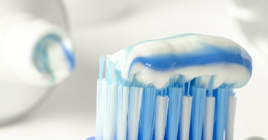 Menggunakan Pasta Gigi - 8 Cara Hilangkan Goresan di Bodi Mobil