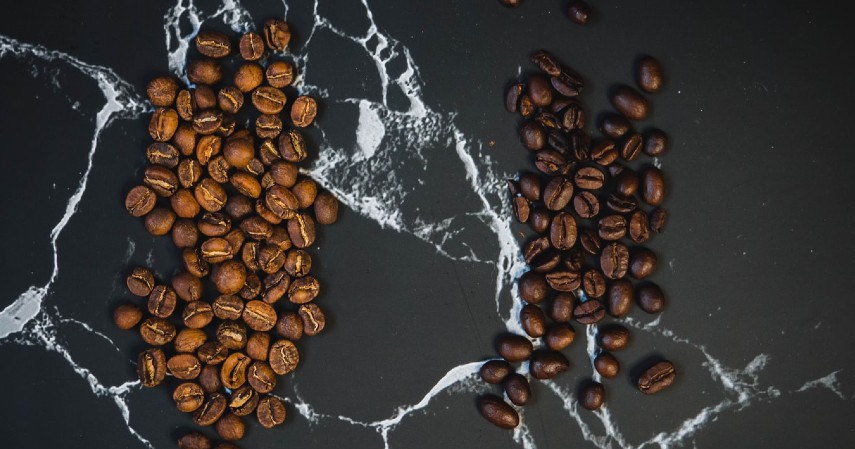 Perbedaan Kopi Arabica dan Robusta - Bentuk biji kopinya