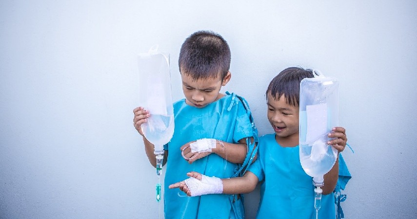 Risiko Gangguan Kesehatan pada Anak - Bahaya Menyimpan Makanan Panas di Wadah Plastik yang Patut Diwaspadai