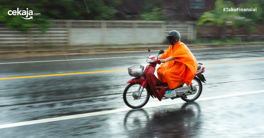 6 Bahaya Jas Hujan Ponco untuk Pengendara Motor